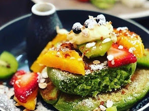 Matcha hot cakes with seasonal fruit